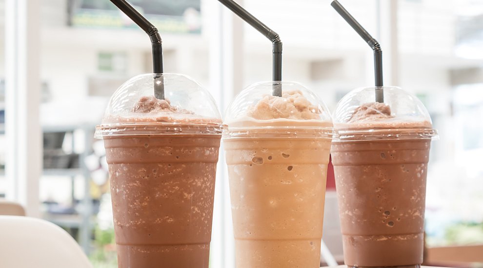 ストロー廃止はなぜ プラスチック問題の経緯や企業の取り組みをご紹介